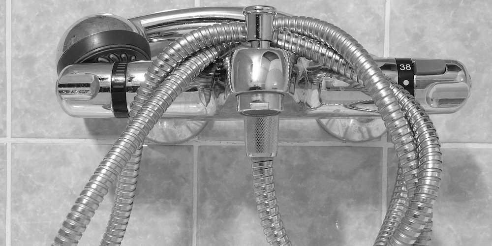 Geld und Wasser sparen beim Duschen
